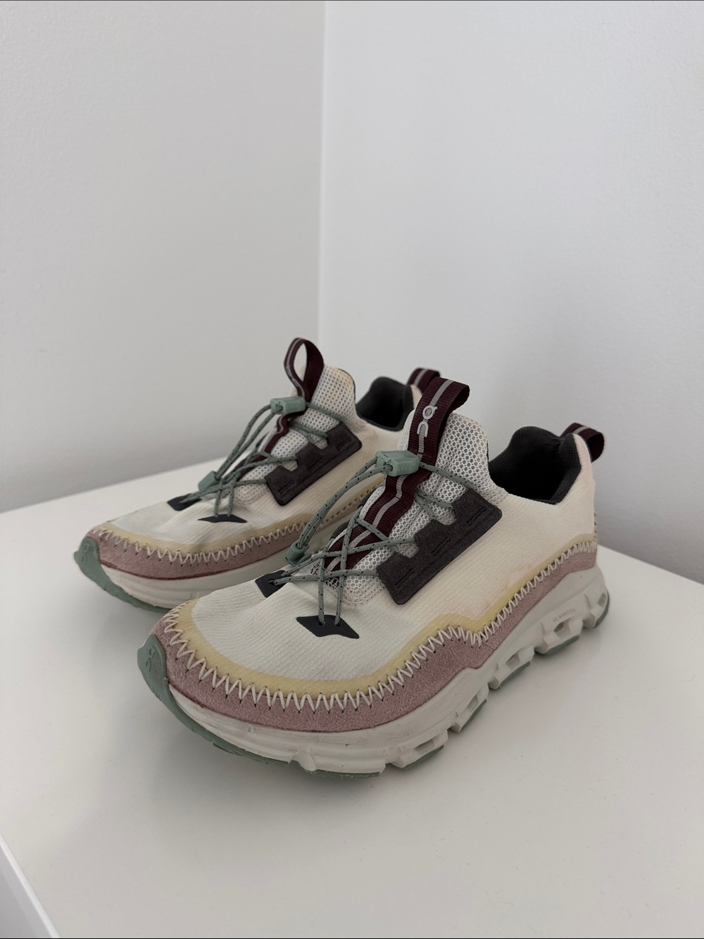 On Running Cream Sneakers with Sage and Mauve Accents size W 6.5, EU size 37.5❤️